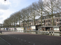 905518 Gezicht over de Leidseweg te Utrecht op een rij woonboten in de Leidsche Rijn te Utrecht aan de Leidsekade.